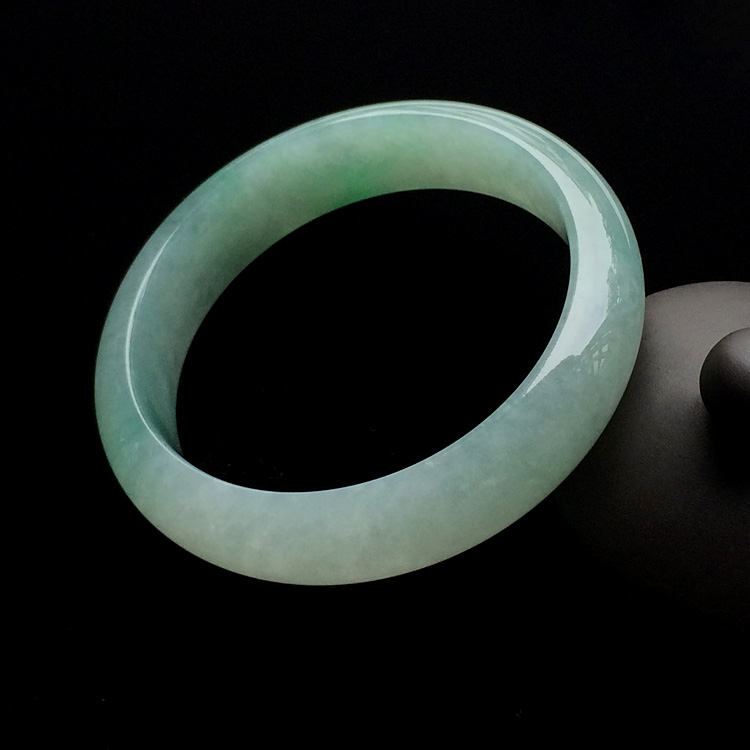 (超值推荐)糯冰种晴水略飘翠手镯（56.6mm）