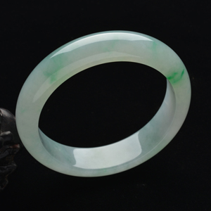 (超值推荐)糯冰种晴水略飘翠手镯(58mm)