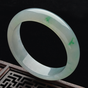 (超值推荐)糯冰种晴水略飘翠手镯(58.2mm)
