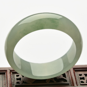 （超值推荐）糯冰种略飘花手镯（56mm）