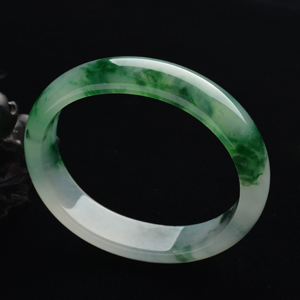 (超值推荐)冰种飘绿花贵妃镯(59mm-52mm)