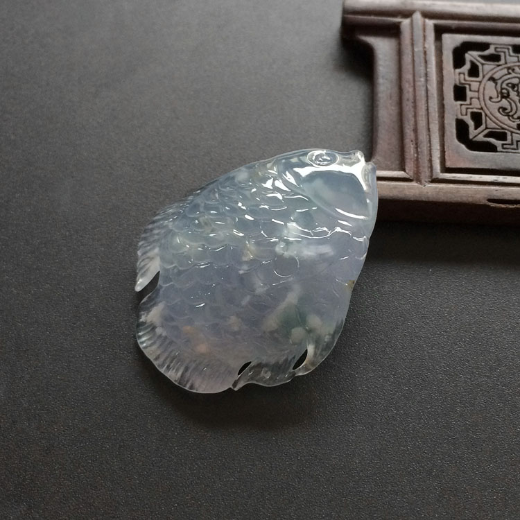 （超值推荐）冰种紫罗兰略飘花年年有余挂件/胸坠面