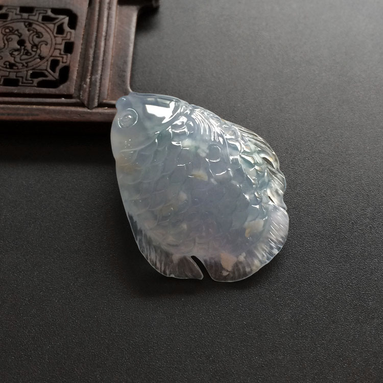 （超值推荐）冰种紫罗兰略飘花年年有余挂件/胸坠面