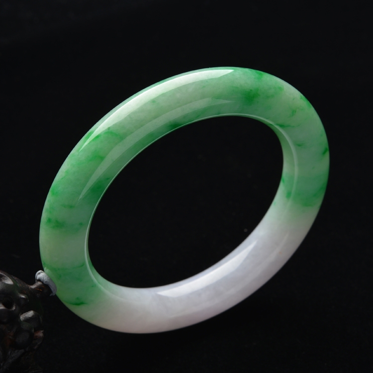 (超值推荐)糯冰种飘翠圆条手镯(55.8mm)