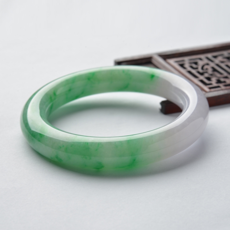 (超值推荐)糯冰种飘翠圆条手镯(55.8mm)