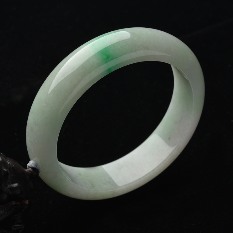 (超值推荐)糯冰种晴水略飘翠手镯(57.5mm)