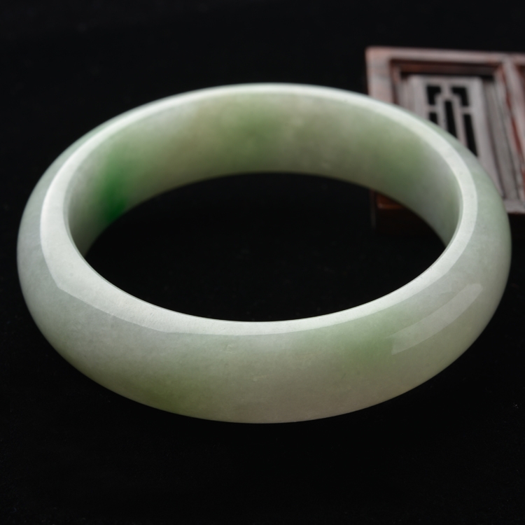 (超值推荐)糯冰种晴水略飘翠手镯(57.5mm)