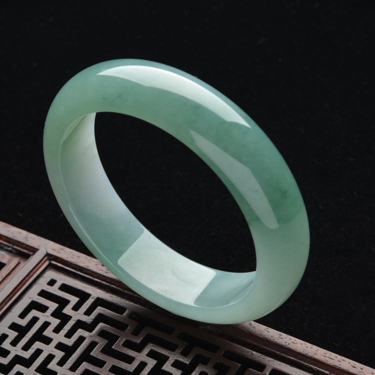 (超值推荐)糯冰种晴水略飘花手镯(58.5mm)