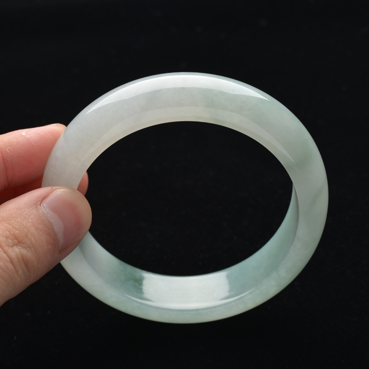 (超值推荐)糯冰种淡晴水略飘花手镯(58.5mm)