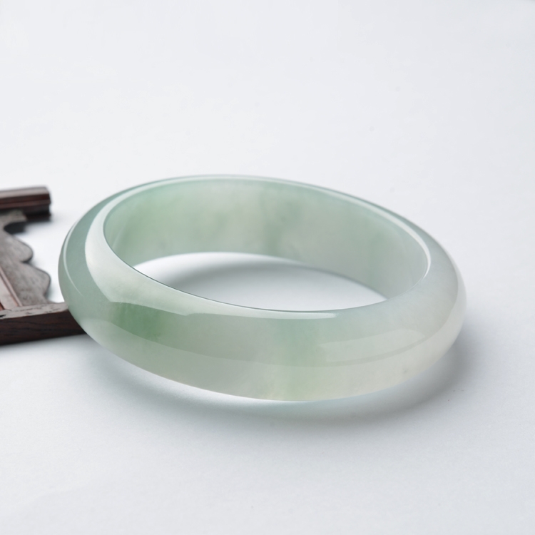 (超值推荐)糯冰种淡晴水略飘花手镯(58.5mm)