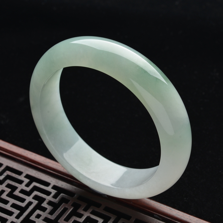 (超值推荐)糯冰种淡晴水略飘花手镯(58.5mm)