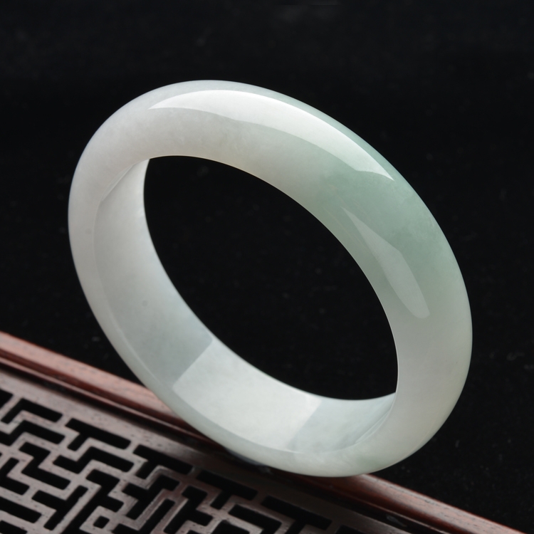 (超值推荐)糯冰种略带晴水手镯(59.4mm)