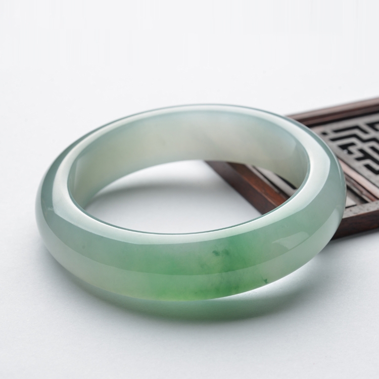 (超值推荐)糯冰种晴水略飘花手镯(57.6mm)