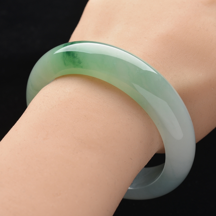 (超值推荐)糯冰种晴水略飘花手镯(58.6mm)