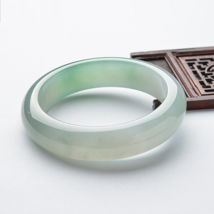 (超值推荐)糯冰种晴水略飘花手镯(58.6mm)