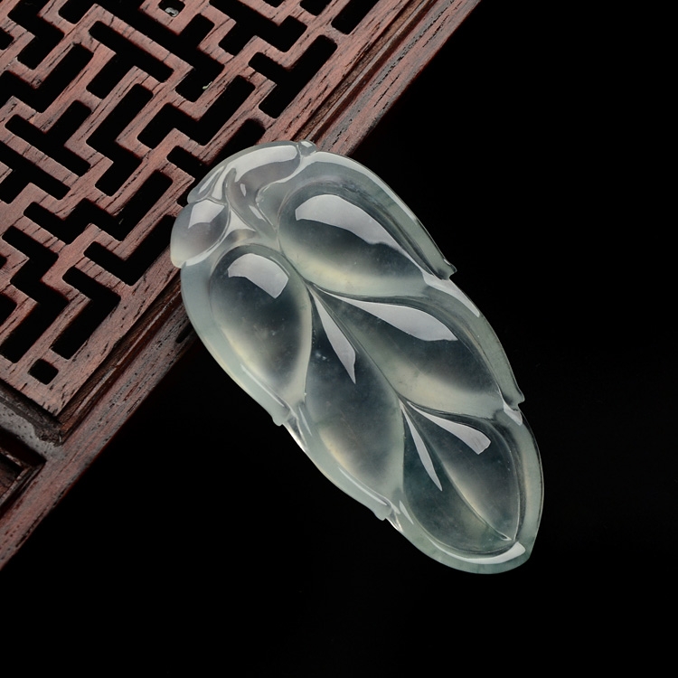 冰玻种飘花玉叶挂件