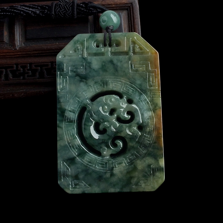 糯冰种飘花略带褐黄翡仿古龙牌挂件