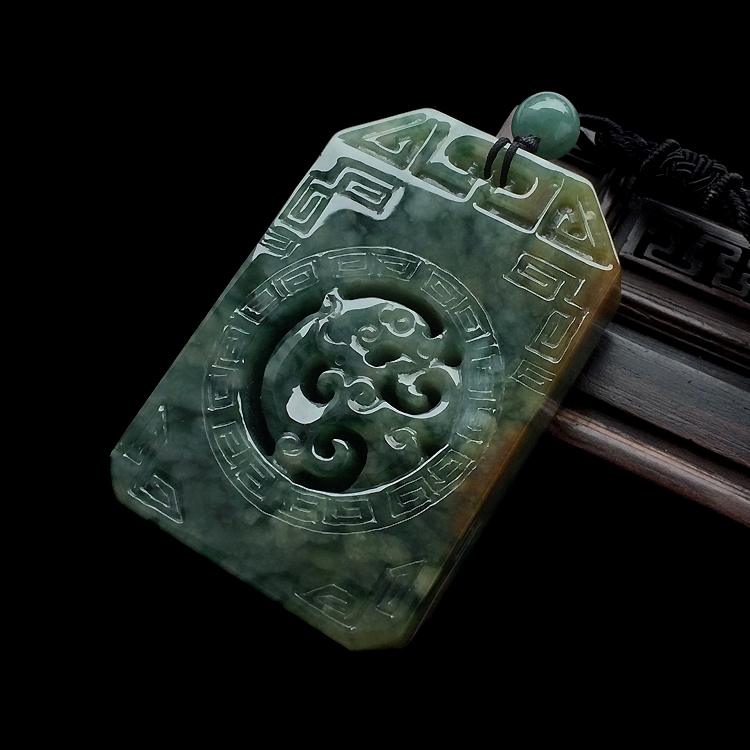 糯冰种飘花略带褐黄翡仿古龙牌挂件