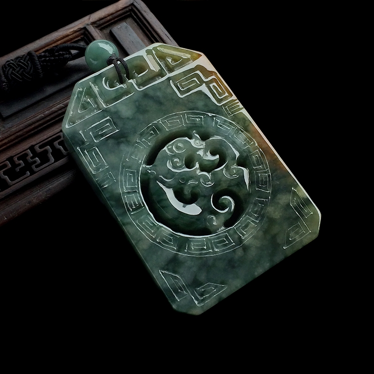 糯冰种飘花略带褐黄翡仿古龙牌挂件