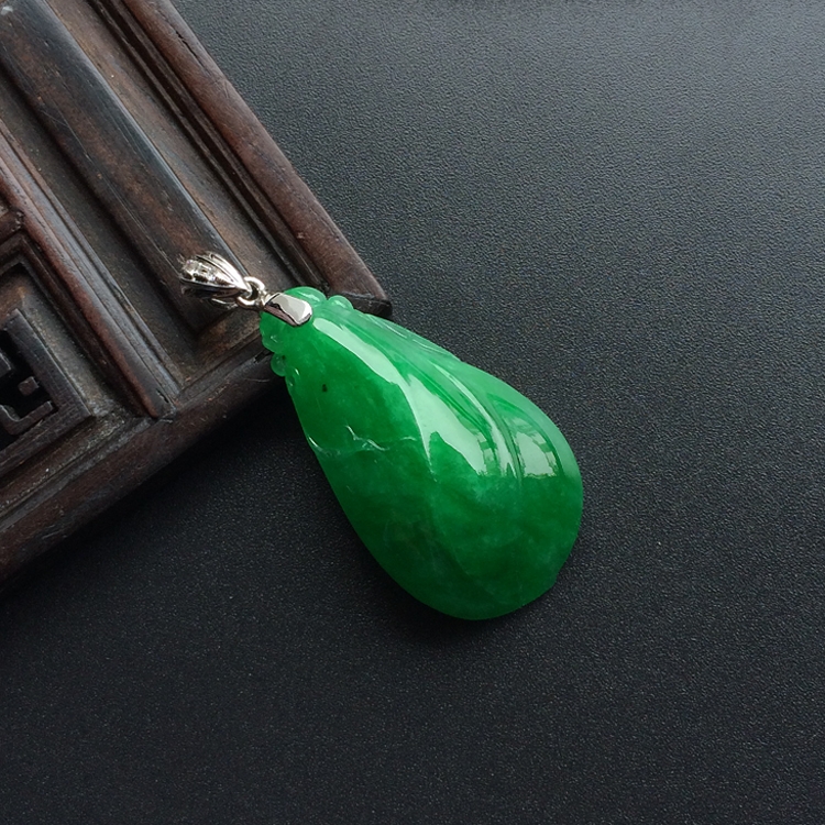 糯冰种阳绿玉兰花挂件