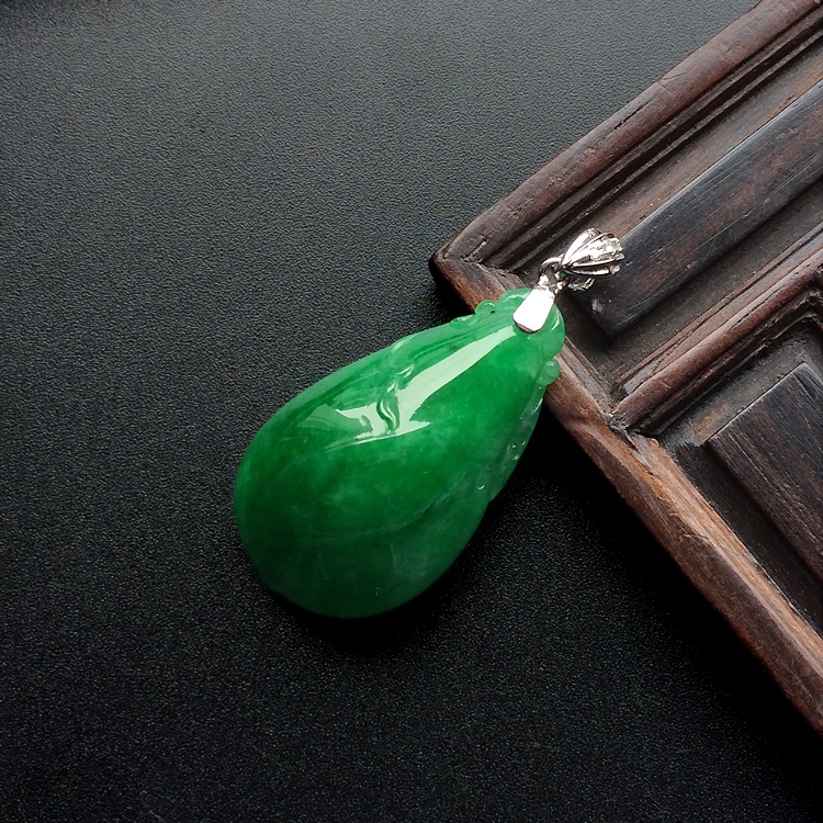 糯冰种阳绿玉兰花挂件