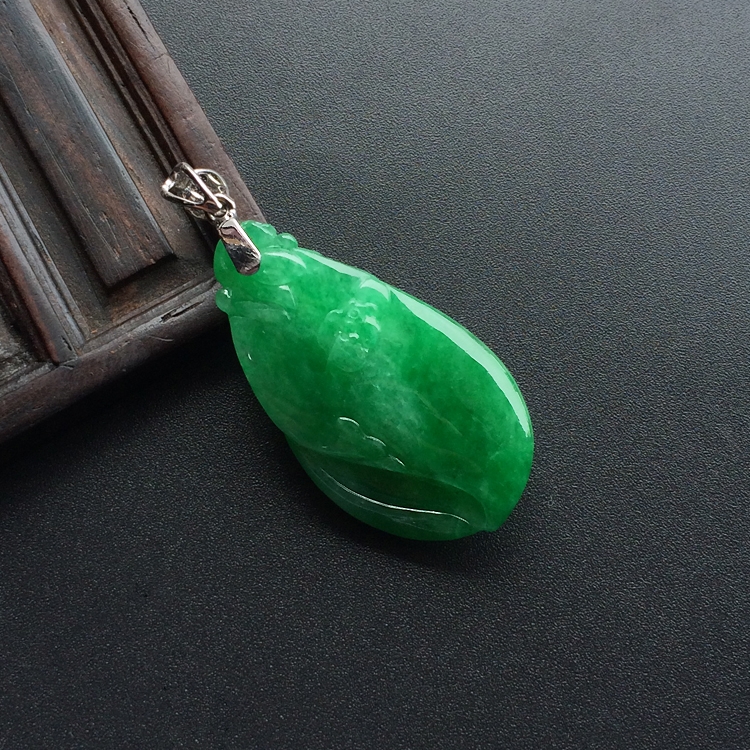 糯冰种阳绿玉兰花挂件