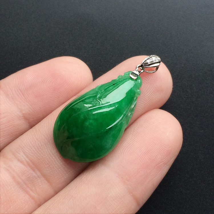 糯冰种阳绿玉兰花挂件