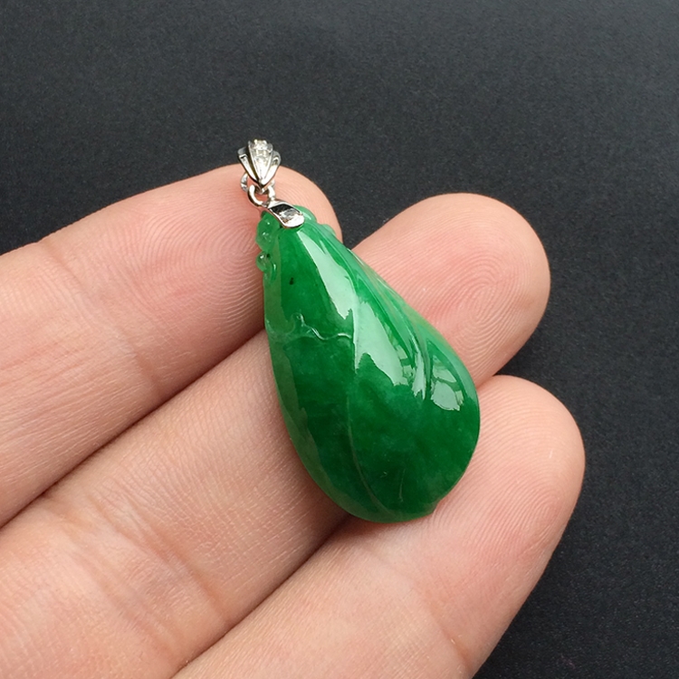 糯冰种阳绿玉兰花挂件