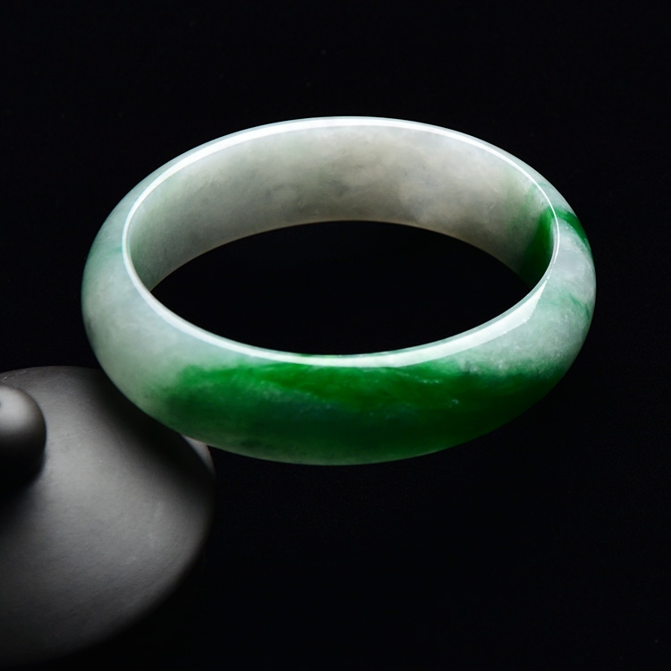 （超值推荐）糯冰种飘阳绿贵妃镯（55.8mm-48.6mm）