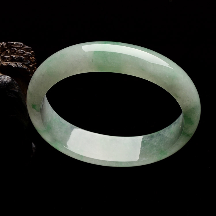 （超值推荐）糯冰种飘绿花贵妃镯（57.9mm-49.3mm）