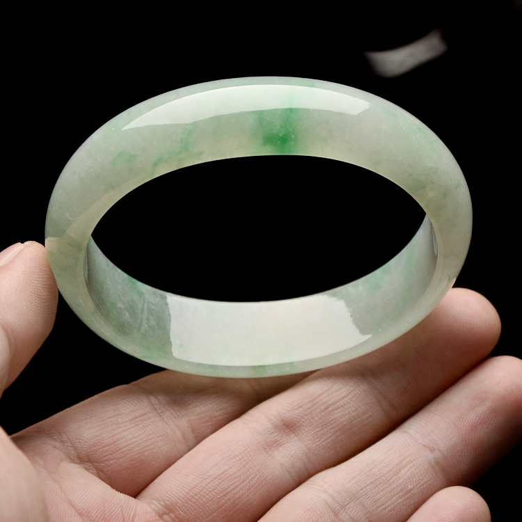（超值推荐）糯冰种飘绿花贵妃镯（57.9mm-49.3mm）