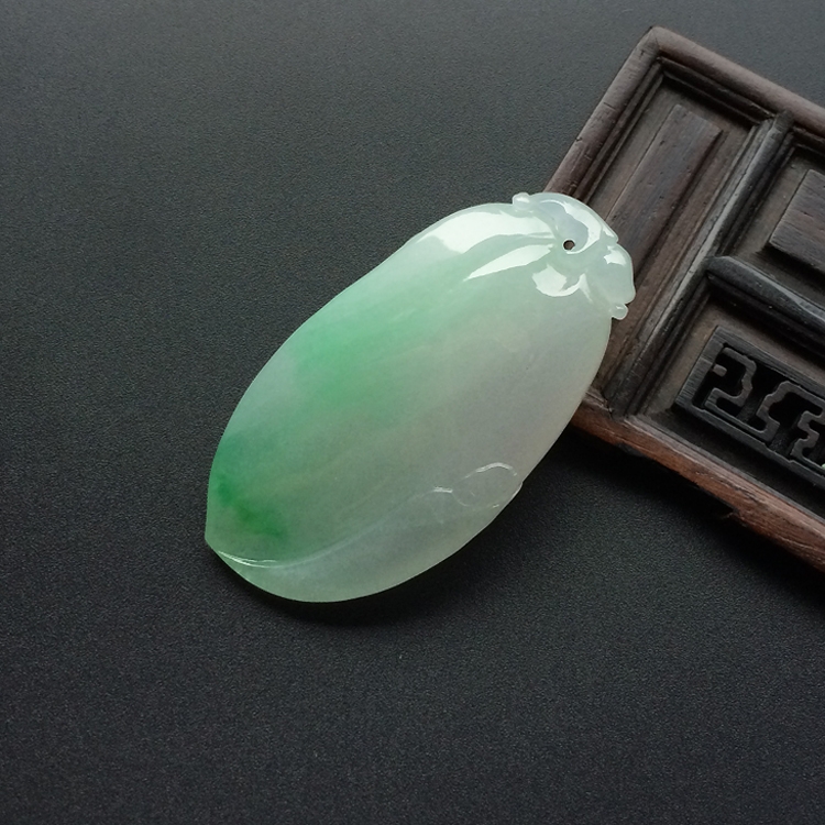 （超值推荐） 糯冰种飘翠福瓜挂件