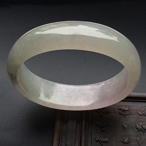 （超值推荐见）糯冰种晴水淡紫罗兰贵妃镯（59.3mm-50.7mm）