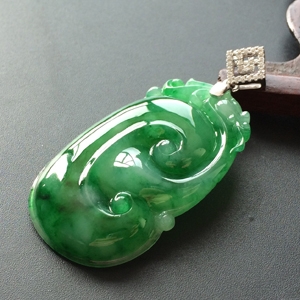 (超值推荐)糯冰种阳绿如意挂件(镶白金钻石扣)