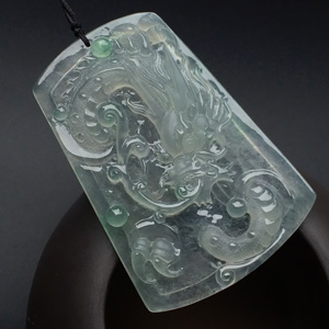 冰玻种晴水略飘翠龙牌挂件