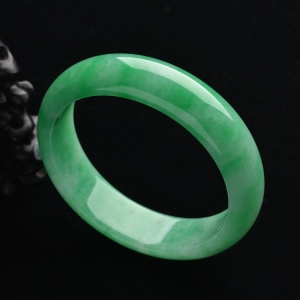 (超值推荐)糯冰种翠色手镯(54mm)