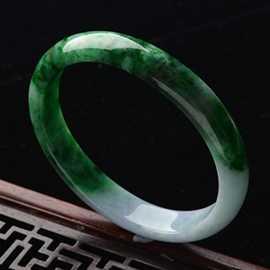 (超值推荐)糯冰种廯加绿略带紫罗兰贵妃镯(53.3mm-45.2mm)