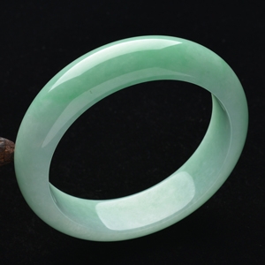 (超值推荐)糯冰种豆绿手镯(59mm)