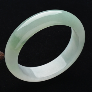 (超值推荐)糯冰种淡晴水略飘花手镯(58.5mm)