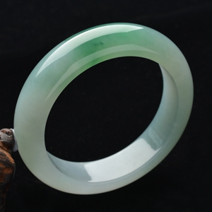 (超值推荐)糯冰种晴水略飘花手镯(57.6mm)