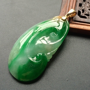(超值推荐)糯冰种飘阳绿如意挂件(镶玫瑰金扣)