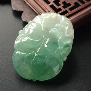 (超值推荐)糯冰种晴水略飘翠连年有余挂件