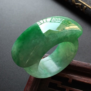 (超值推荐)糯冰种飘翠马鞍指环