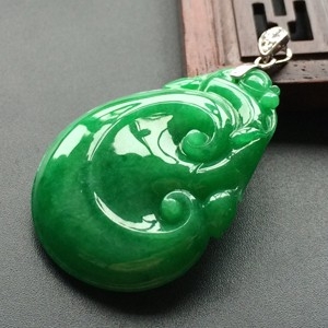 (超值推荐)糯冰种阳绿如意挂件(镶白金钻石扣)