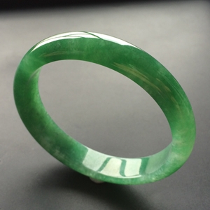 (超值推荐)糯冰种菠菜绿贵妃镯(54.7mm-48.8mm)