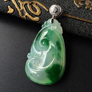 (超值推荐)冰种飘绿花如意挂件(金扣)