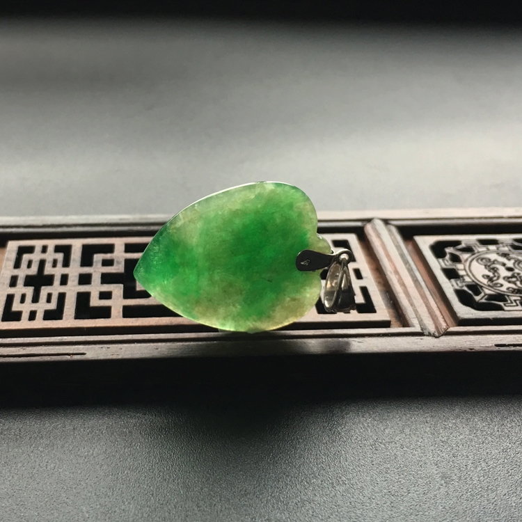 (超值推荐)糯冰种翠色心形挂件(镶白金扣)