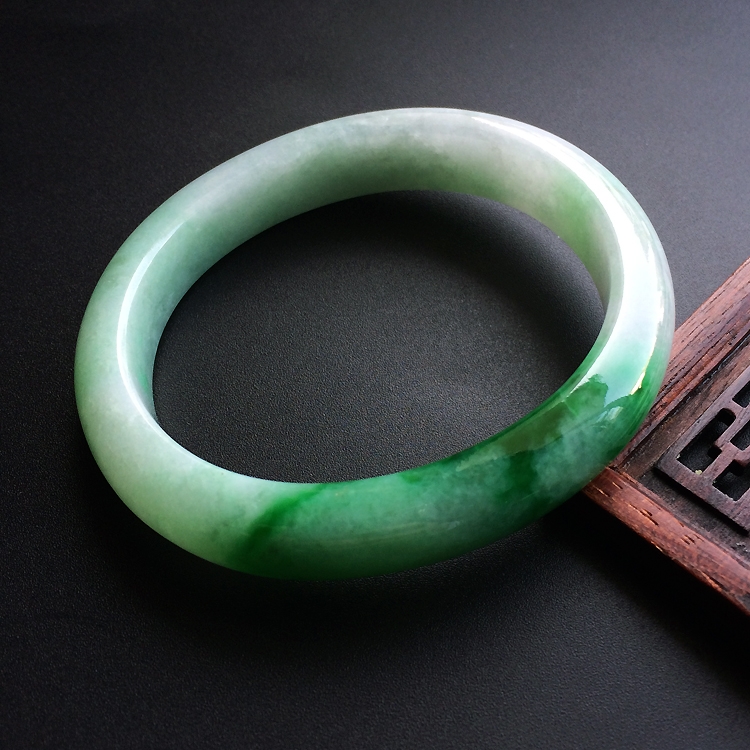 （超值推荐）糯冰种飘翠贵妃镯（53.8mm-47.2mm）