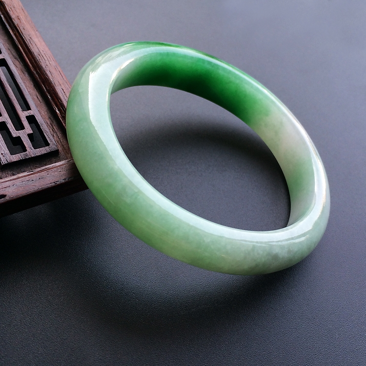 （超值推荐）糯冰种飘翠贵妃镯（53.8mm-47.2mm）