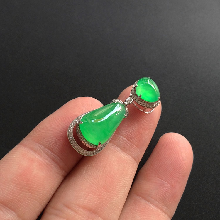 （超值推荐）冰种翠色镶白金钻石随形胸坠